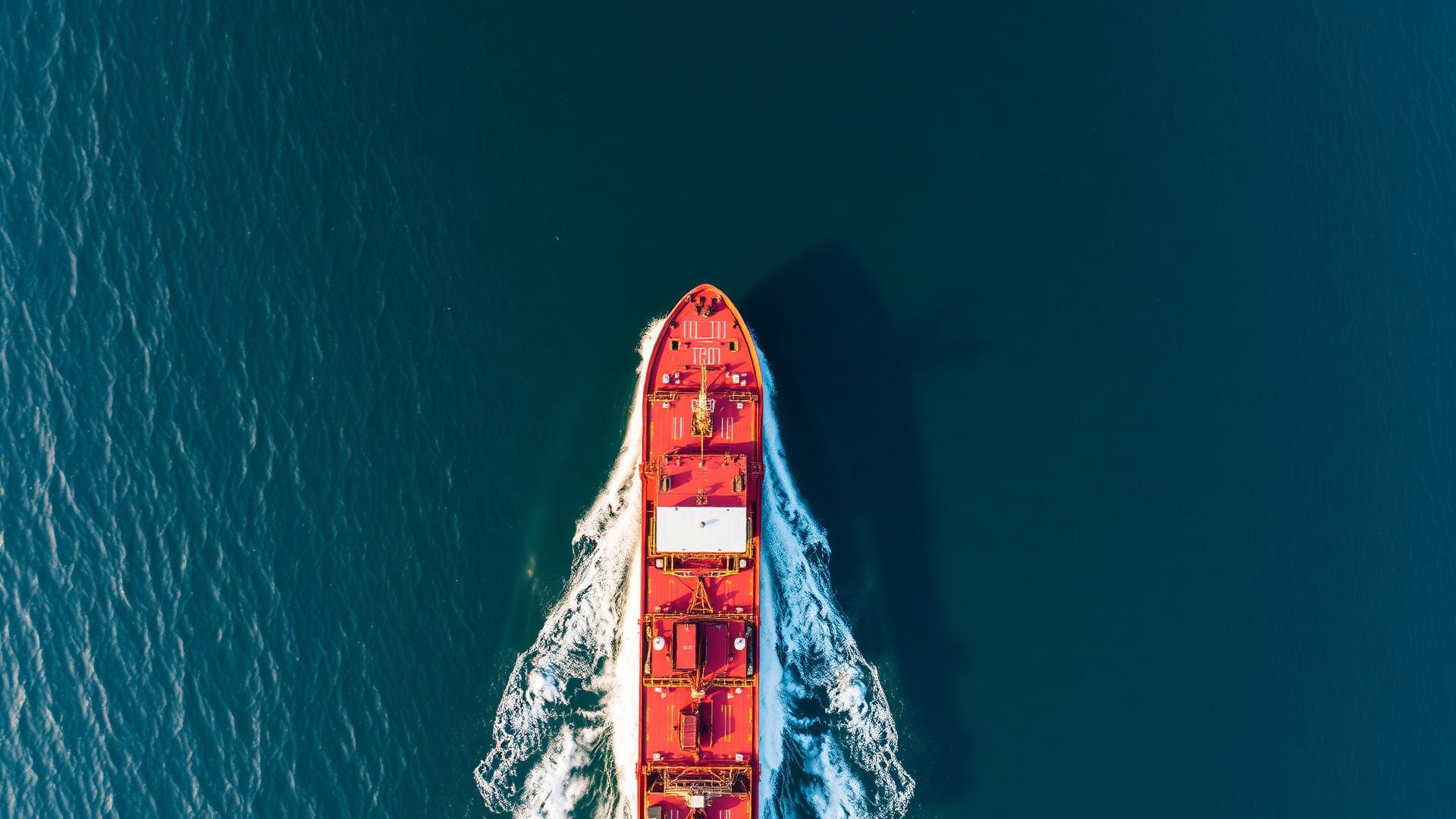 Navio cargueiro no terminal portuário